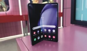 Read more about the article Samsung Embraces Cheap Display Tech, Allowing Affordable Folding Phones